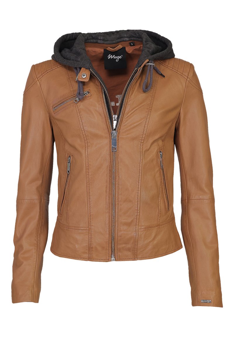 Veste en cuir marron avec capuche grise. Elle présente une coupe ajustée, une fermeture éclair sur le devant, des poches latérales et des détails de piqûre sur les épaules.