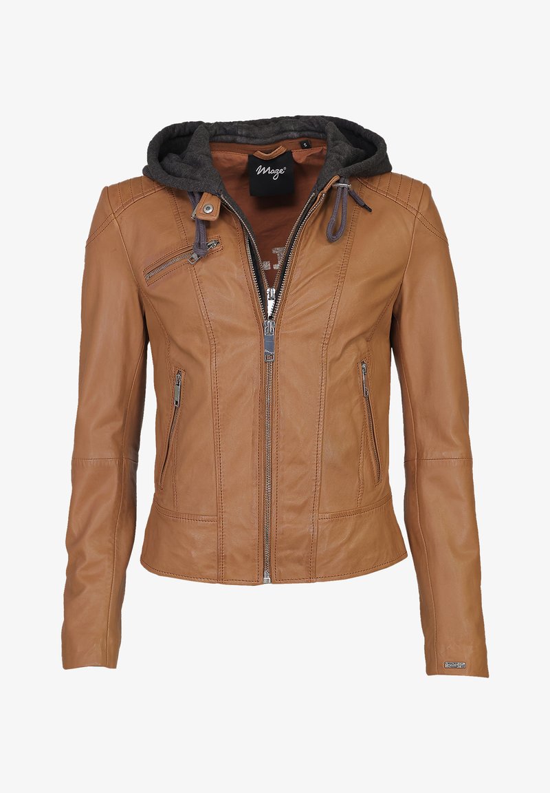 Veste en cuir marron avec capuche grise. Elle présente une coupe ajustée, une fermeture éclair sur le devant, des poches latérales et des détails de piqûre sur les épaules.