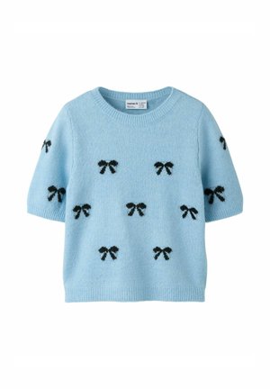 Lichtblauwe gebreide trui met korte mouwen en ronde halslijn, versierd met kleine zwarte strikpatronen over de voorkant en mouwen.