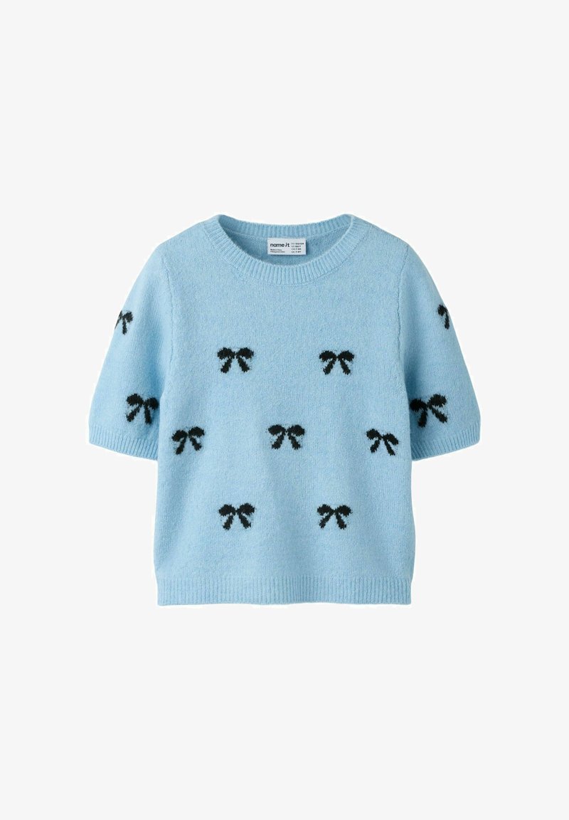 Pull en maille bleu clair à manches courtes avec encolure ronde, décoré de petits motifs de nœuds noirs sur le devant et les manches.