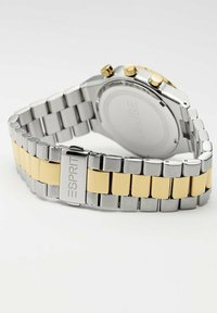 Orologio in acciaio inossidabile argentato e dorato con bracciale a maglie bicolore, caratterizzato da un quadrante rotondo e tre pulsanti cronografi sul lato.