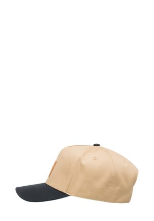 Gorra beige con visera negra, hecha de algodón. Presenta un parche de logo bordado y agujeros de ventilación en la parte superior. Diseño de visera curvada.