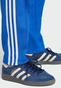 adidas Originals CLASSIC TP - Pantalones deportivos - blue   white