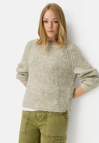 Licht beige gebreid sweater met een losse pasvorm, geribbeld textuur, ronde halslijn en licht opgerolde manchetten, gecombineerd met olijfgroene broek.