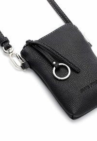Schwarze, strukturierte Leder-Crossbody-Tasche mit silbernem Ringdetail und abnehmbarem Riemenverschluss auf weißem Hintergrund.