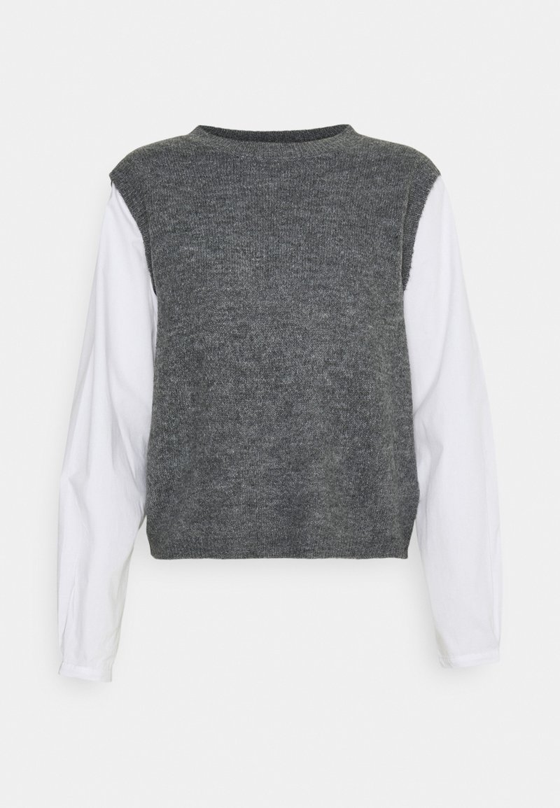 Grijze gebreide trui met een ronde hals, voorzien van lange witte mouwen en een cropped ontwerp. Zachte textuur met contrasterende kleuren.