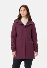 Giacca impermeabile bordeaux con cappuccio, dotata di polsini elasticizzati, due tasche frontali e un logo discreto sul petto. Finitura liscia e design moderno.