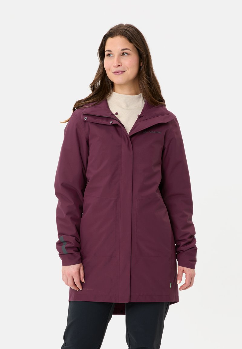 Giacca impermeabile bordeaux con cappuccio, dotata di polsini elasticizzati, due tasche frontali e un logo discreto sul petto. Finitura liscia e design moderno.