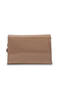 Beige patenten leren clutch tas met een gladde, glanzende oppervlakte, met een minimalistisch ontwerp en een verborgen ritssluiting aan de zijkant.