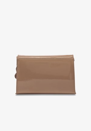 Pochette en cuir verni beige avec une surface lisse et brillante, arborant un design minimaliste et une fermeture éclair dissimulée sur le côté.