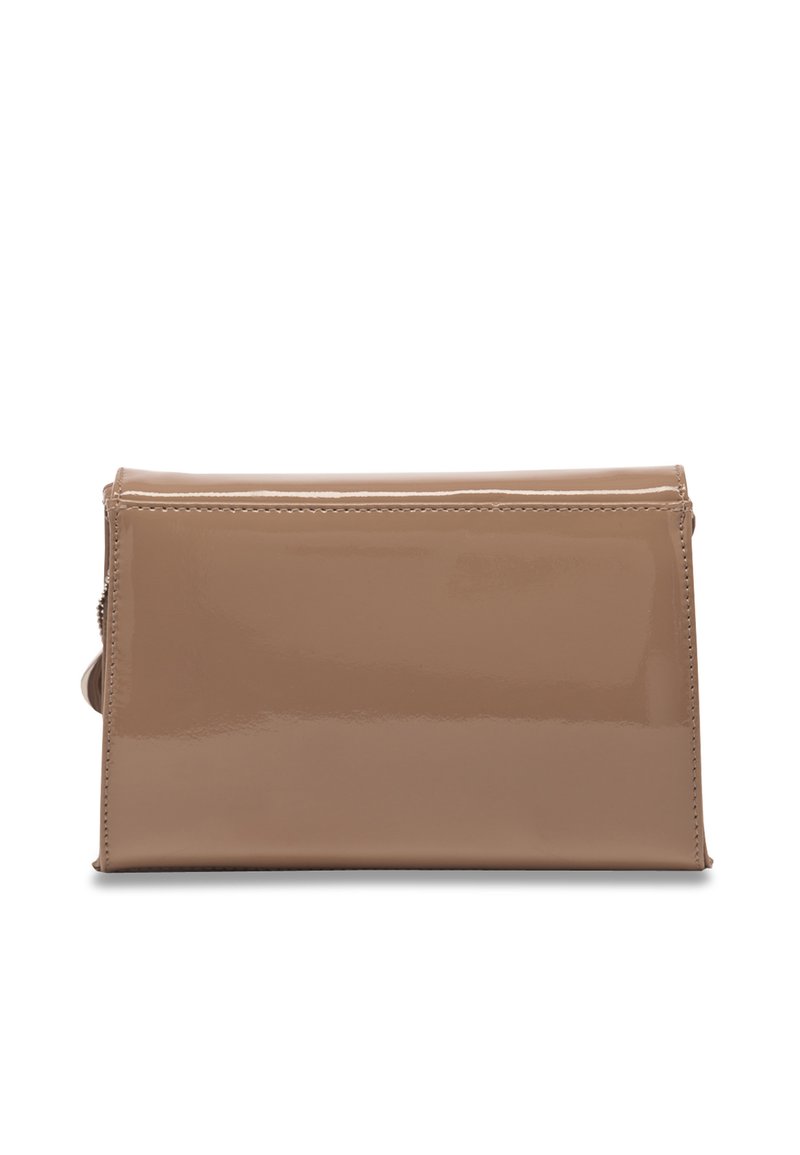 Beige patenten leren clutch tas met een gladde, glanzende oppervlakte, met een minimalistisch ontwerp en een verborgen ritssluiting aan de zijkant.