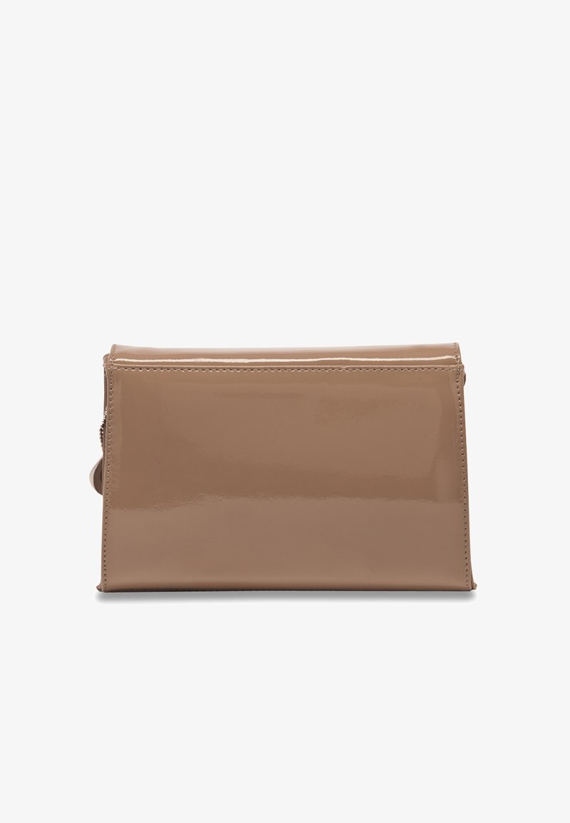 Beige patenten leren clutch tas met een gladde, glanzende oppervlakte, met een minimalistisch ontwerp en een verborgen ritssluiting aan de zijkant.