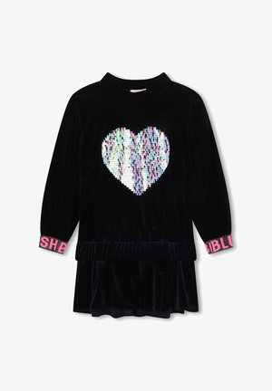 Vestido largo de manga larga de terciopelo negro con un corazón multicolor de lentejuelas en el pecho y texto rosa en los puños de las mangas.