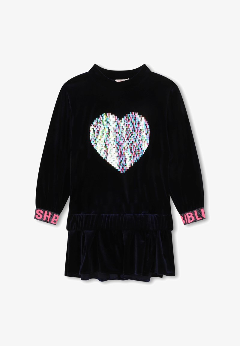 Robe noire en velours à manches longues avec un cœur multicolore en sequins sur la poitrine et un texte rose sur les poignets des manches.