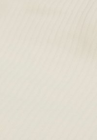 Tessuto a coste di un colore beige chiaro, con sottili linee verticali e una texture fine, illuminato in modo uniforme senza oggetti o motivi visibili.