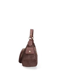 Borsa in suede marrone con una tracolla in pelle marrone testurizzata, una tasca con pattina frontale e un dettaglio con zip dorata, caratterizzata da un design compatto e arrotondato.