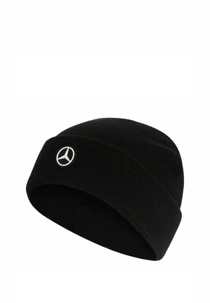 Czarna dziana czapka z podwiniętym mankietem, z srebrną naszywką z logo Mercedes-Benz z przodu.