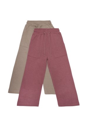 Un paio di pantaloni larghi, uno in beige morbido e l'altro in burgundi attenuati, con vita regolabile e grandi tasche frontali.