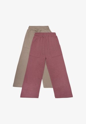 Un paio di pantaloni larghi, uno in beige morbido e l'altro in burgundi attenuati, con vita regolabile e grandi tasche frontali.