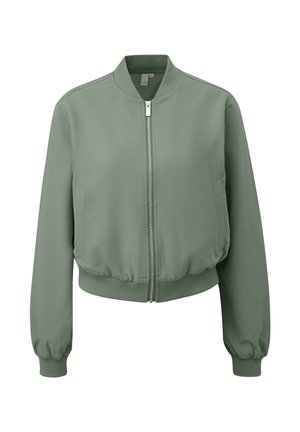 Jasnozielona kurtka bomberka z przednim zamkiem błyskawicznym, ściągaczami na końcach rękawów i w talii oraz dwoma przednimi kieszeniami, prezentowana na białym tle.