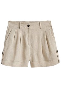 Shorts en lin beige arrivant au genou, avec des plis sur les côtés, fermeture à bouton noir et poches latérales à boutons, présentant un tissu texturé et net.