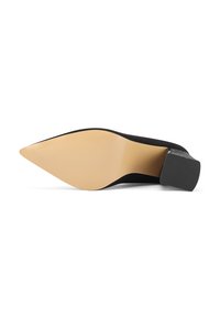 Scarpa nera a punta con tomaia in tessuto nero testurizzato e suola in gomma beige. Presenta un tacco a blocco per una maggiore stabilità.