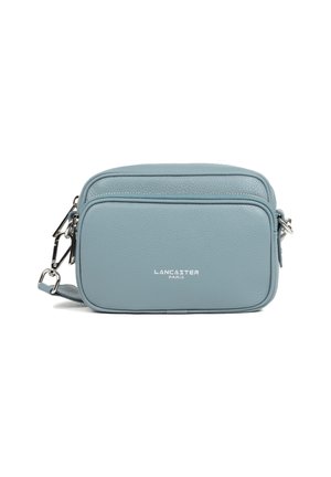 Borsa a tracolla in pelle blu chiaro con dettagli in argento, forma rettangolare, due scomparti con zip e logo del marchio impresso sul davanti.