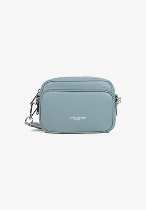 Helleblaue Leder-Umhängetasche mit silbernen Beschlägen, rechteckiger Form, zwei Reißverschlussfächern und geprägtem Markenlogo auf der Vorderseite.