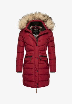 Röd vadderad vinterjacka med en pälskantad huva, dragkedjeförsedda framfickor och en knappknäppning. Har en figursydd midja och ribbad mudd.
