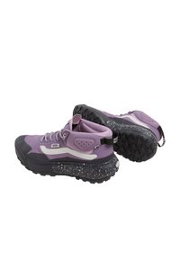 Lilla højtop sneakers med en tekstureret overflade, hvide accenter og en spraglet sort gummisål. Har en polstret krave og snørebåndsdesign.