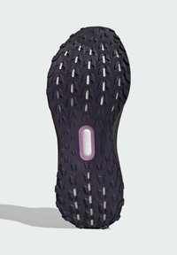 Semelle extérieure en caoutchouc noir avec un motif de traction texturé et multidirectionnel. Comprend un insert de système de torsion violet et un détail de marquage.