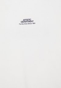 Vêtement blanc avec texte noir « ARTISTIC DEPARTMENT Family Crew Since 1991 » imprimé près du centre supérieur.