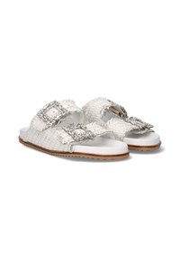 Sandalias blancas trenzadas que presentan dos hebillas decorativas con strass, una suela plana y una superficie texturizada para un mejor agarre.