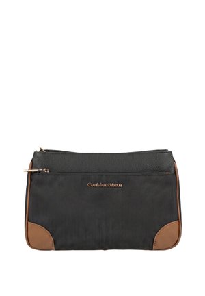 Borsa clutch rettangolare nera e marrone con tasca frontale con cerniera e logo dorato "GianMarcoVenturi" al centro davanti.