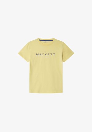 T-shirt di cotone gialla con collo a giro e maniche corte. La parte frontale presenta la scritta "HACKETT LONDON" in blu marino e bianco.