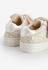 Baker by Ted Baker Topánky so zapínaním na suchý zips - ivory
