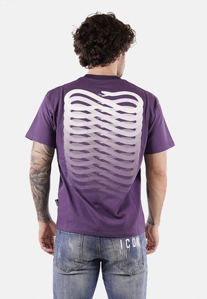 T-shirt a maniche corte viola con un ampio design astratto bianco a costine sul retro, realizzato in tessuto morbido con una vestibilità comoda.