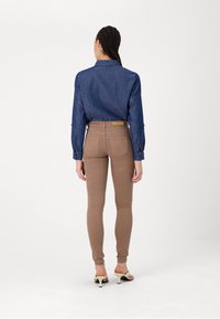ONLY Vaqueros pitillo - brown