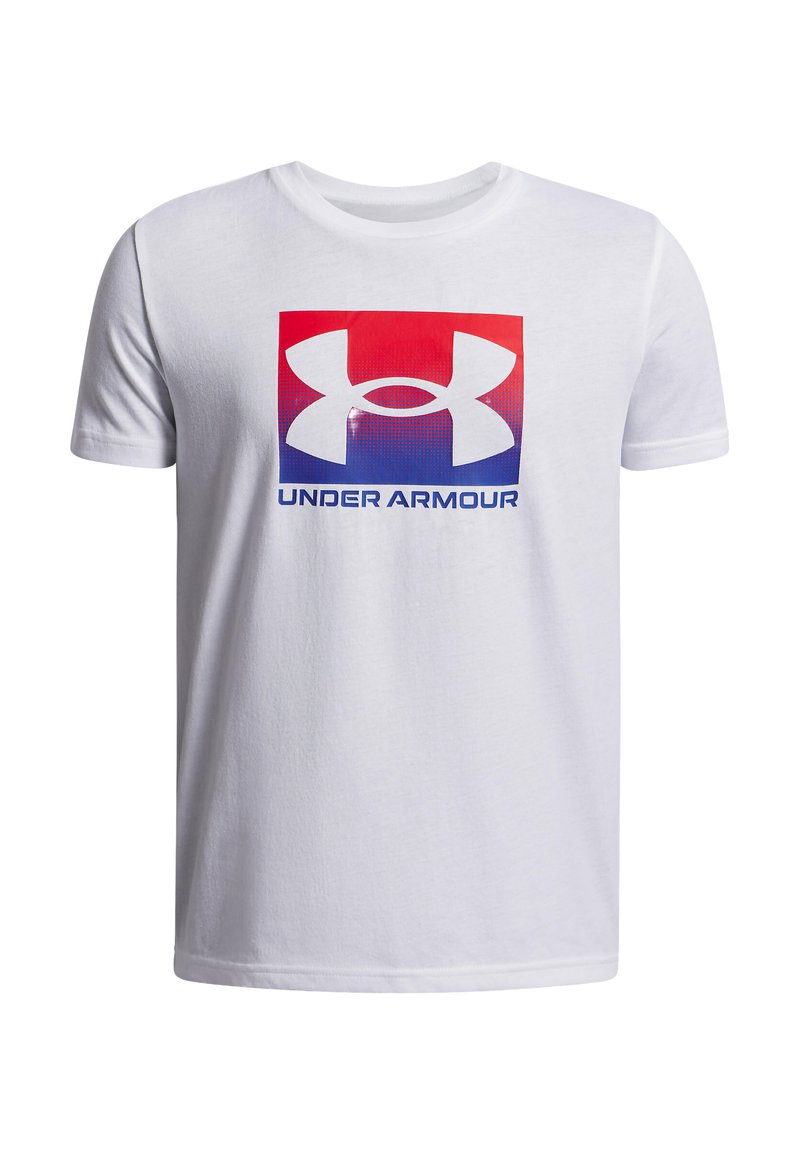 Camiseta blanca de manga corta con un cuadrado en degradado rojo y azul que presenta un gran logo blanco de Under Armour y el texto "UNDER ARMOUR" debajo.