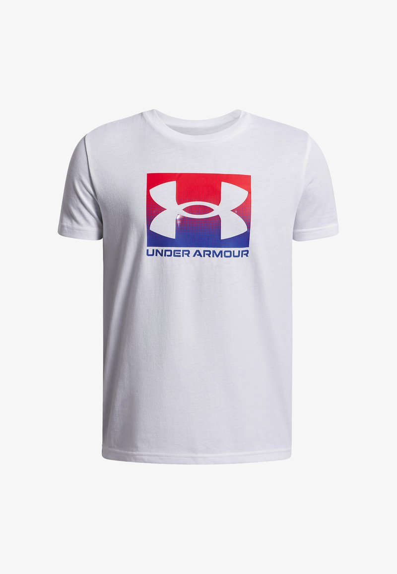 Valge lühikeste varrukatega T-särk, millel on punase ja sinise gradiendi ruut, mille keskel on suur valge Under Armour logo ja allpool tekst "UNDER ARMOUR".