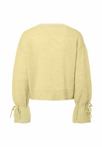 Jasnożółty sweter z dzianiny o krótkim kroju, szerokich rękawach i koronkowym wykończeniu na mankietach, cechujący się luźnym fasonem i miękką fakturą.