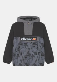 Veste à capuche légère grise et noire avec une demi-fermeture éclair, motif camouflage, poche poitrine et logo brodé. Manches et ourlet élastiques.