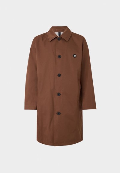 Brązowy lekki płaszcz z kołnierzem, długimi rękawami i pięcioma czarnymi guzikami. Posiada małe logo na lewej piersi oraz prosty krój.