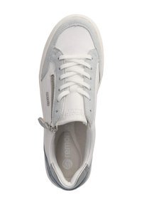 Weiße und graue Sneaker mit Obermaterial aus Leder und Wildleder, runder Zehenpartie, Schnürverschluss, seitlichem Reißverschluss und strukturierter Außensohle.