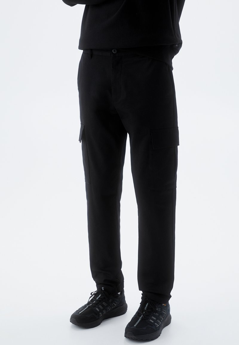 PULL&BEAR REGULAR FIT Cargo trousers black Zalando.ie