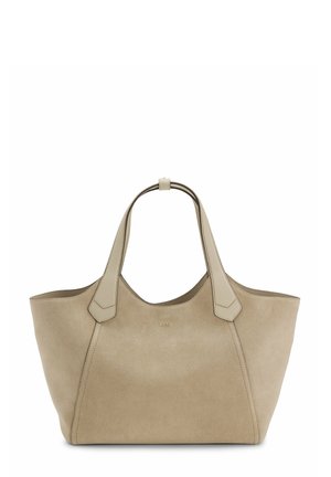 Borsa tote in suede beige con dettagli in pelle liscia, texture morbida, apertura ampia e doppi manici a spalla. Presenta un marchio discreto sulla parte anteriore.