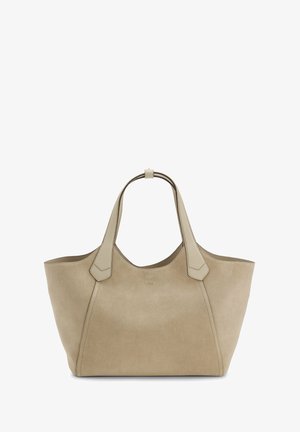 Borsa tote in suede beige con dettagli in pelle liscia, texture morbida, apertura ampia e doppi manici a spalla. Presenta un marchio discreto sulla parte anteriore.