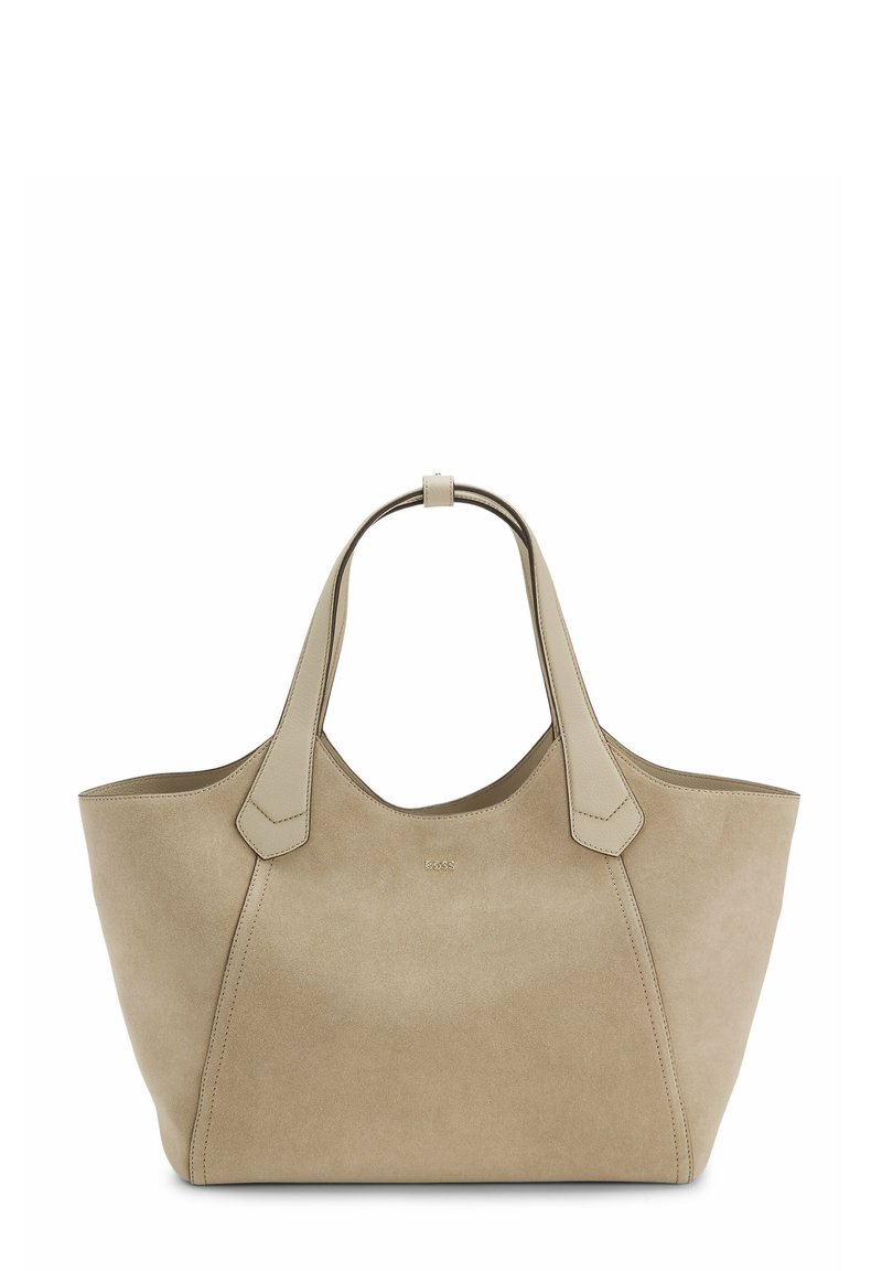 Borsa tote in suede beige con dettagli in pelle liscia, texture morbida, apertura ampia e doppi manici a spalla. Presenta un marchio discreto sulla parte anteriore.