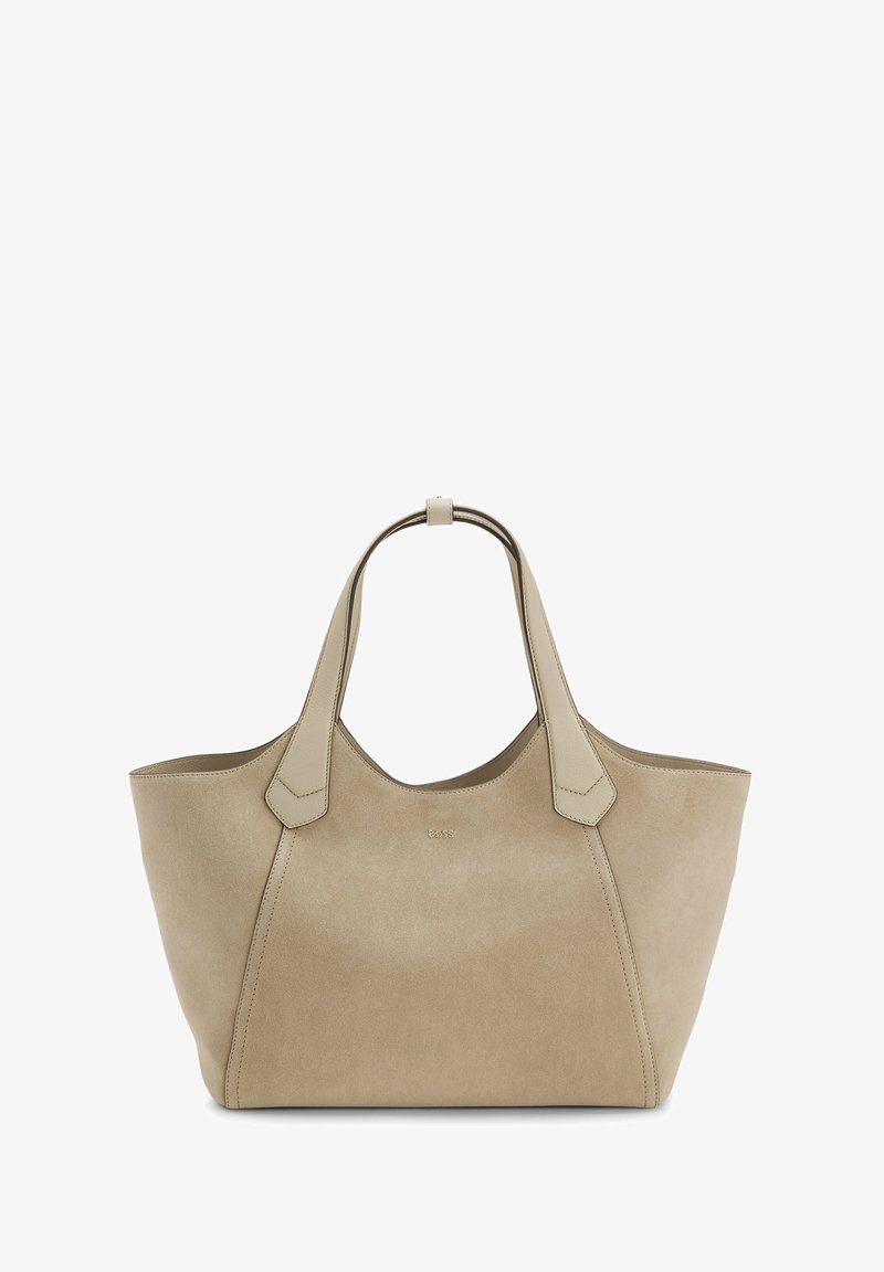 Borsa tote in suede beige con dettagli in pelle liscia, texture morbida, apertura ampia e doppi manici a spalla. Presenta un marchio discreto sulla parte anteriore.