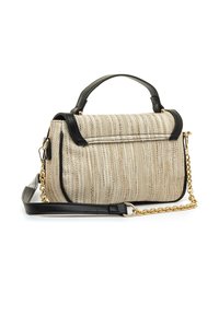 Sac à main beige texturé avec accents en cuir noir, bandoulière chaîne dorée, poignée supérieure et fermeture éclair ; motif à rayures verticales.